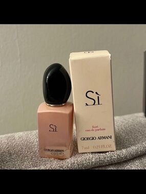 Giorgio Armani Sì Fiori Pink and Black Fragrance Bottle
